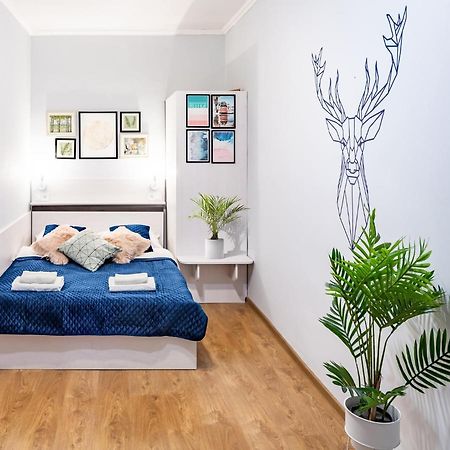 Rainbow Apartment Near Rynok Sq Львів Екстер'єр фото
