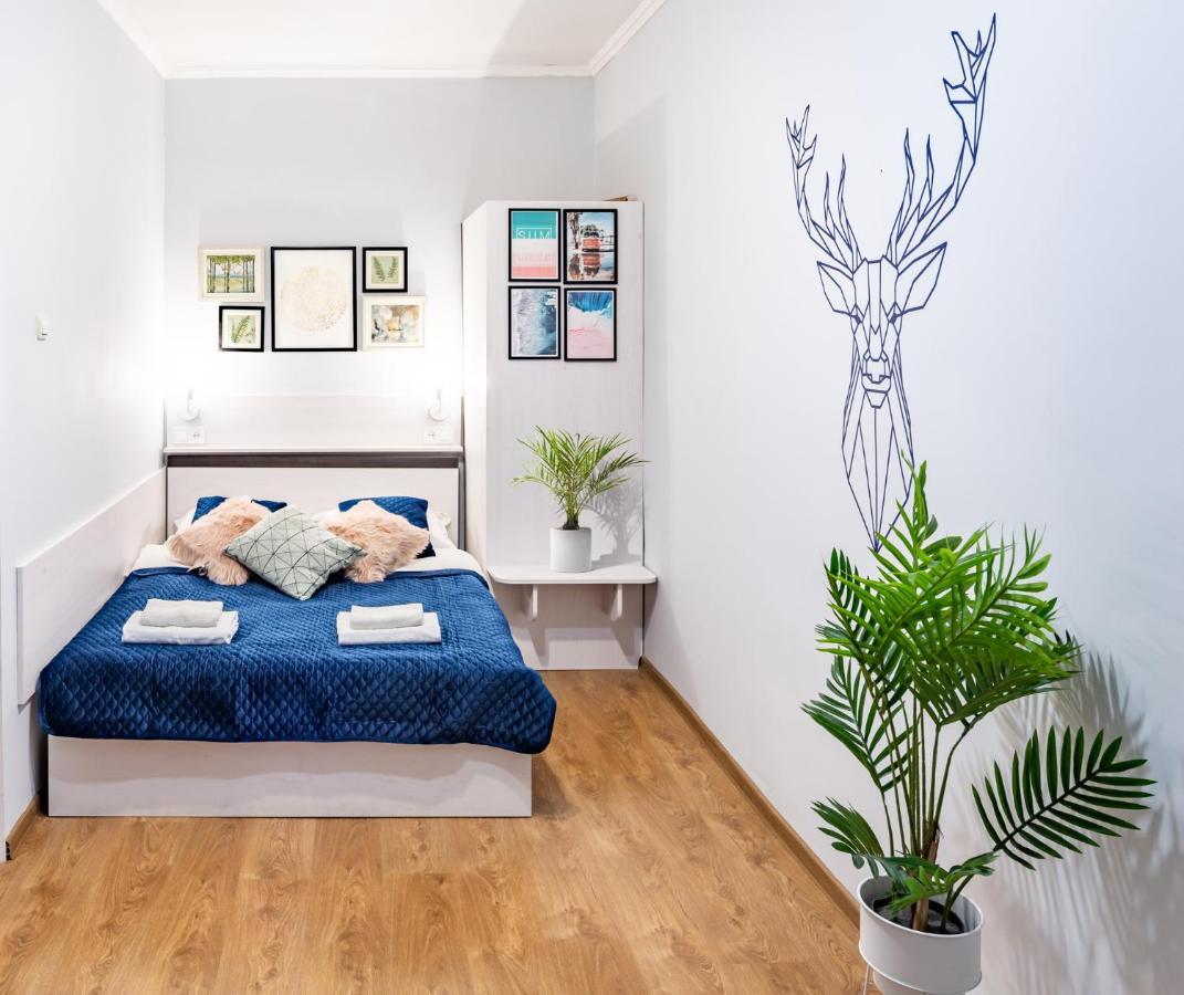Rainbow Apartment Near Rynok Sq Львів Екстер'єр фото
