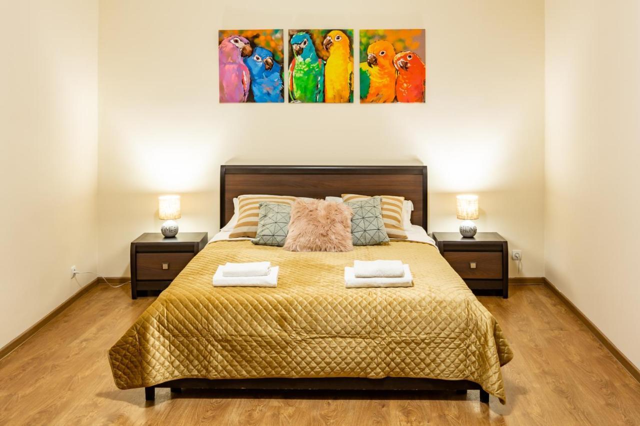 Rainbow Apartment Near Rynok Sq Львів Екстер'єр фото